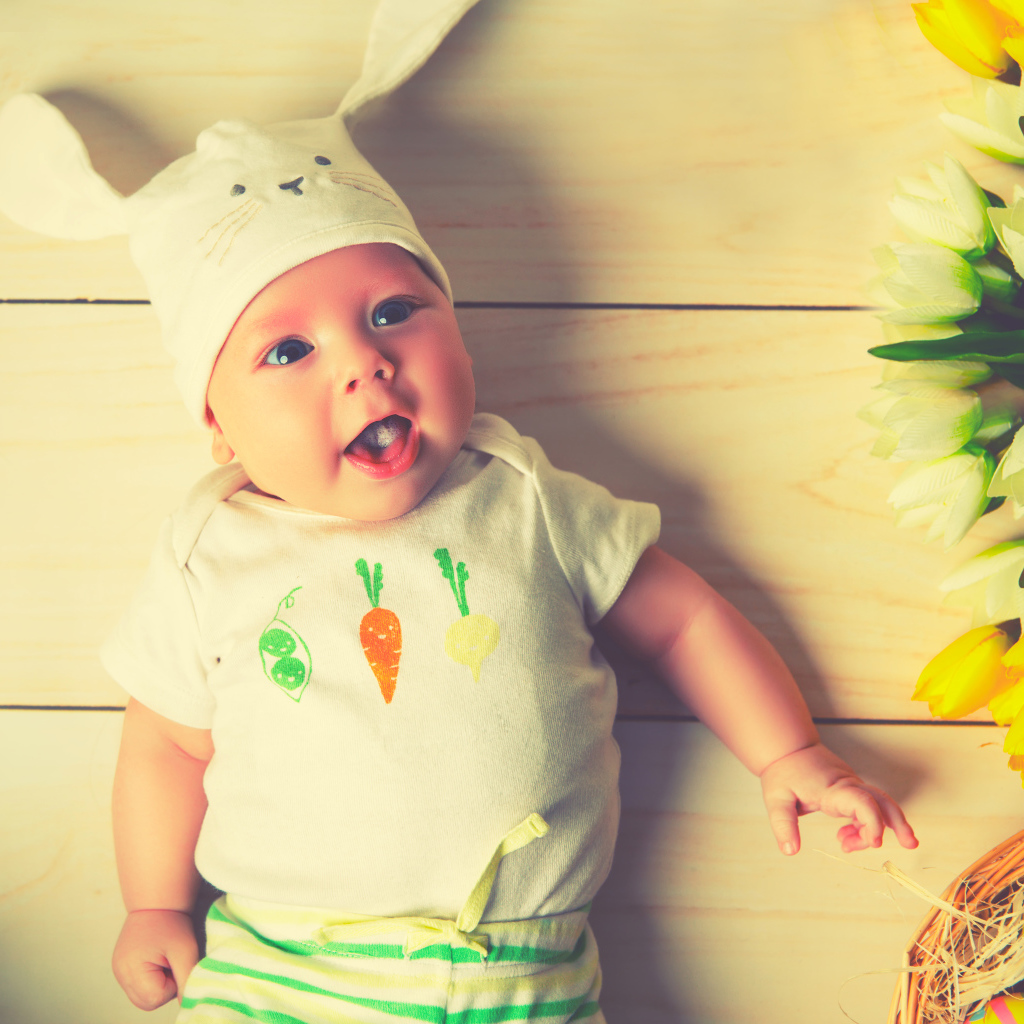 Грудной ребенок в костюме зайца 