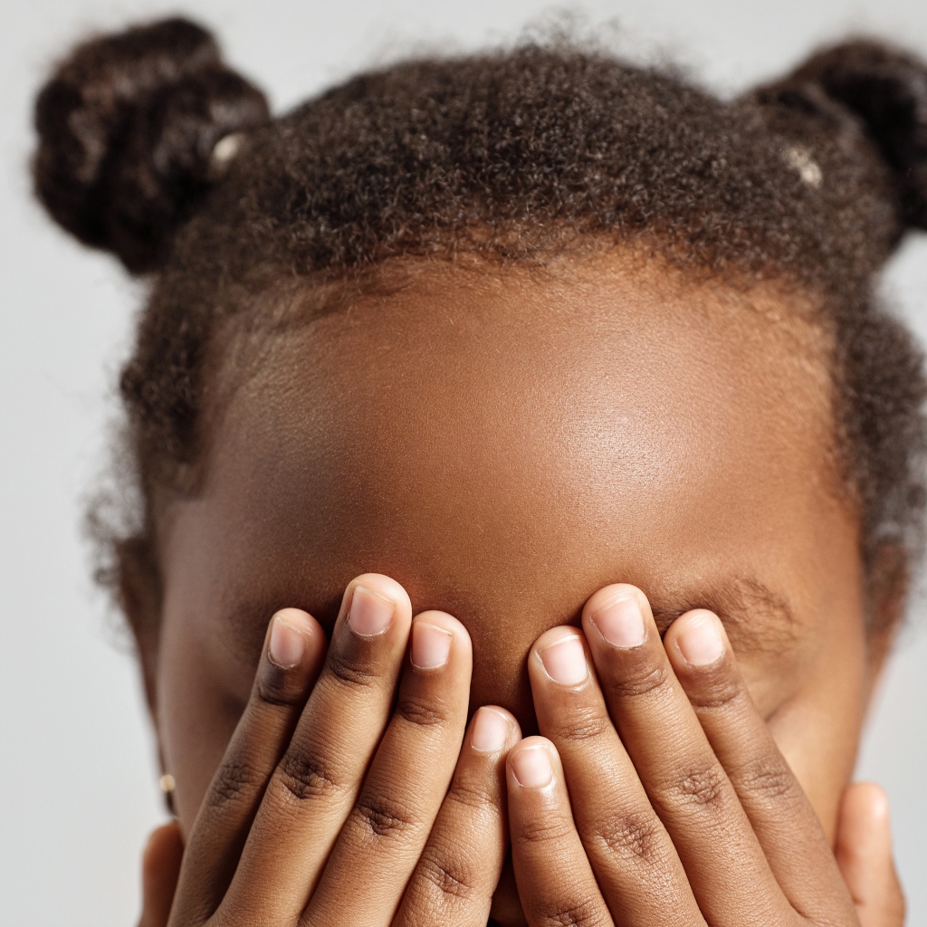 Темнокожая девочка закрыла глаза 