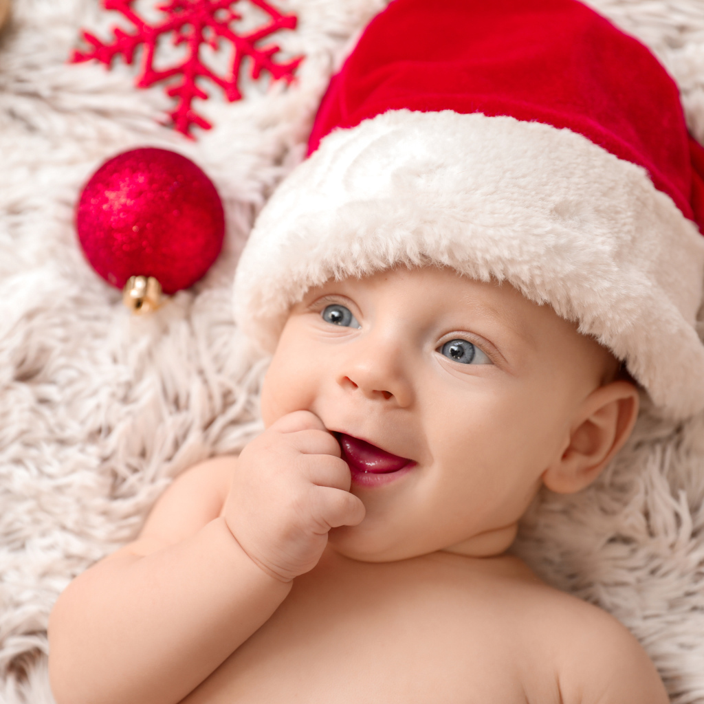 Милый малыш в красной шапке Санта Клауса 