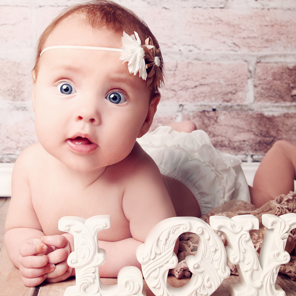 Милый голубоглазый ребенок с надписью любовь 