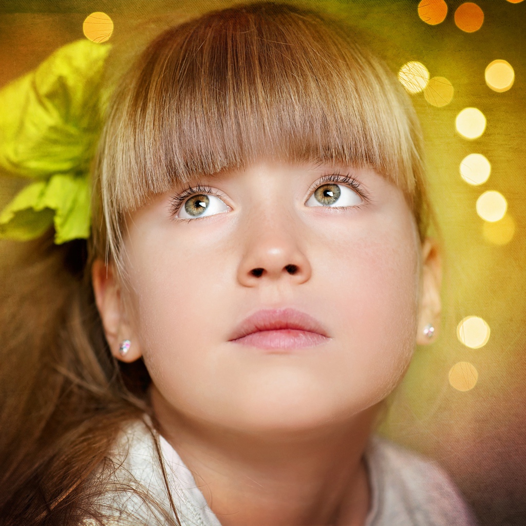 Лицо красивой девочки с бантом в волосах