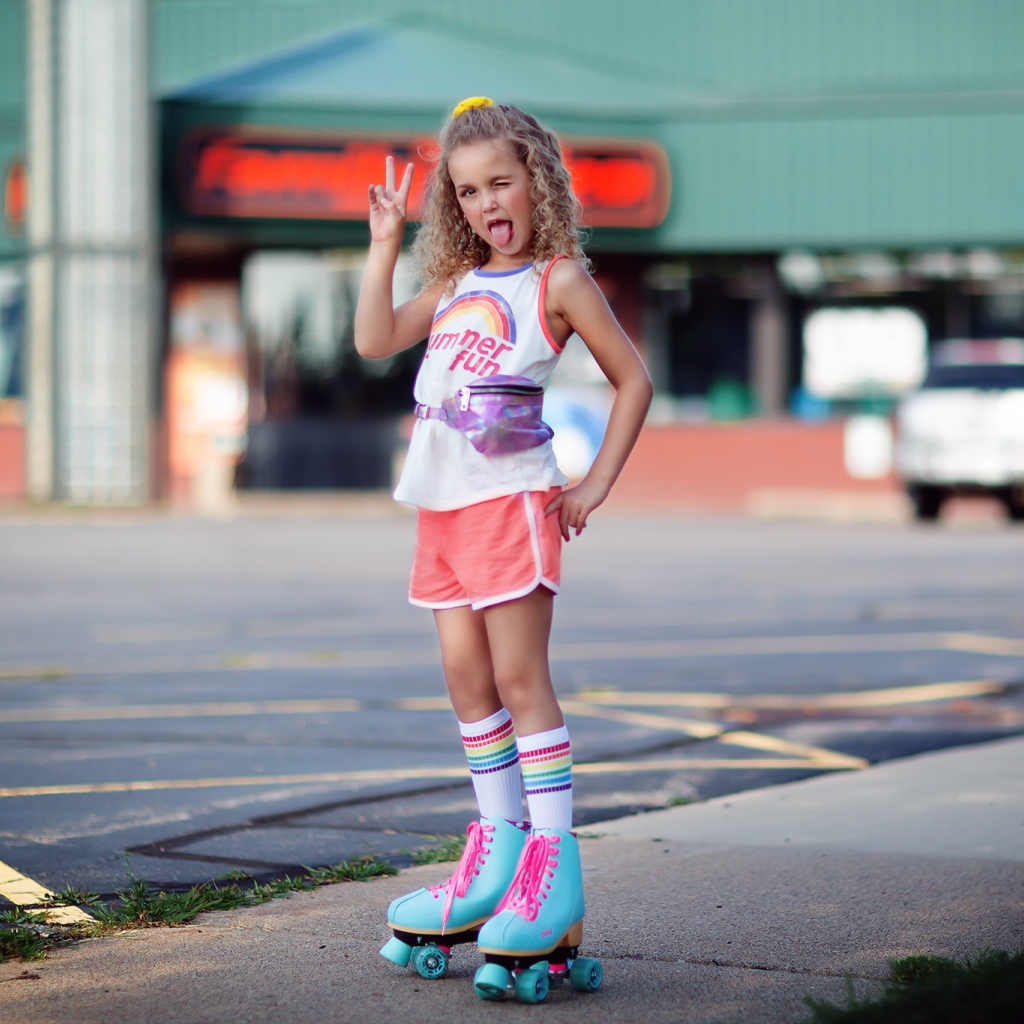 Модная маленькая девочка на роликах 