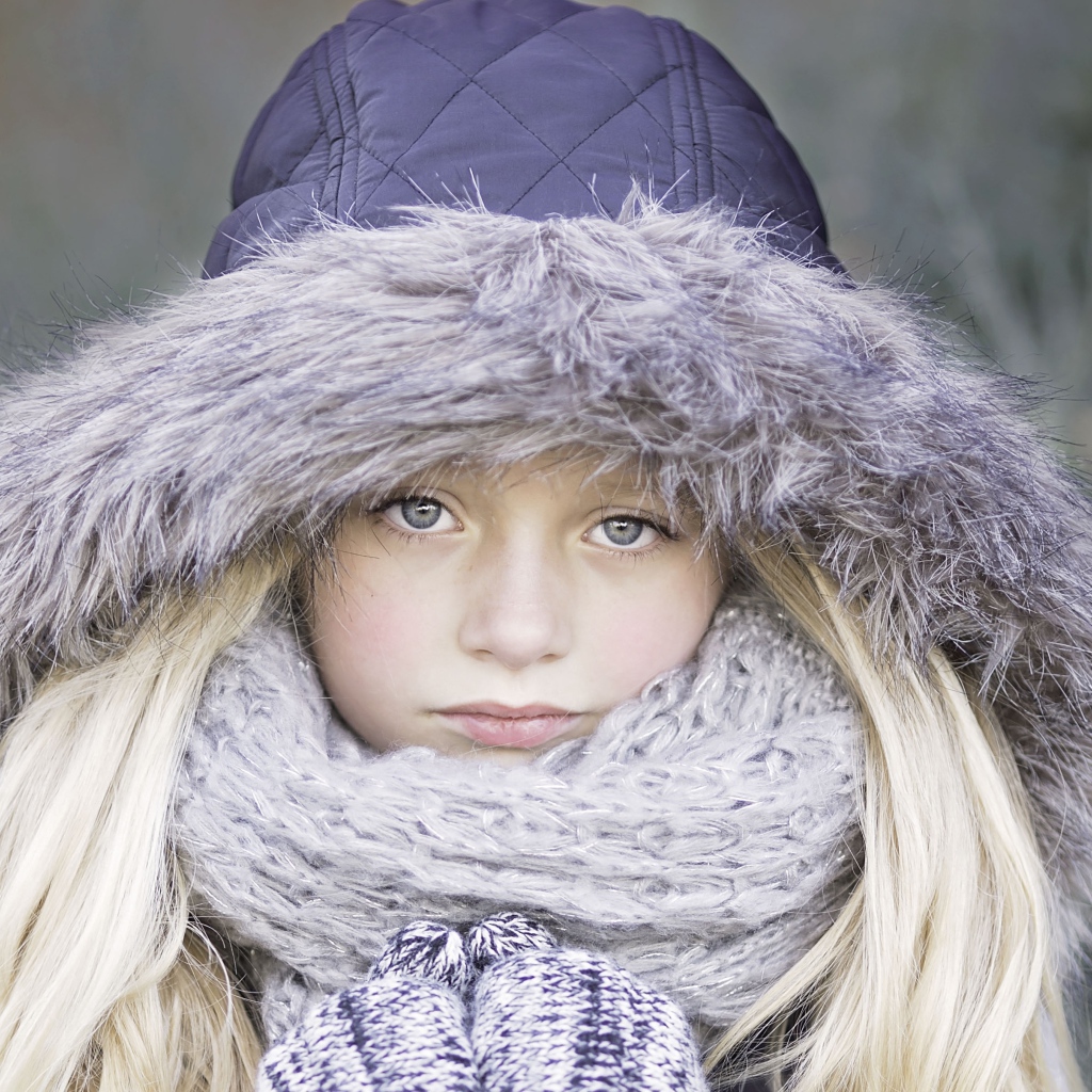 Девочка в теплой куртке зимой
