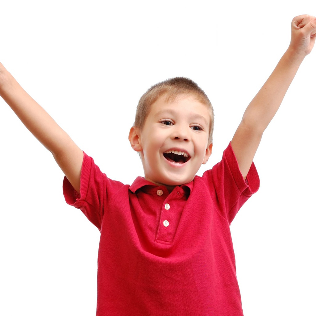 Счастливый мальчик в красной рубашке на белом фоне