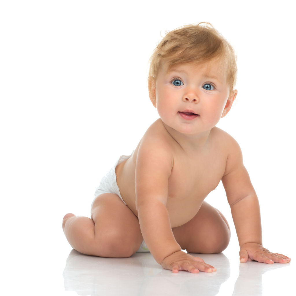 Маленький голубоглазый ребенок на белом фоне