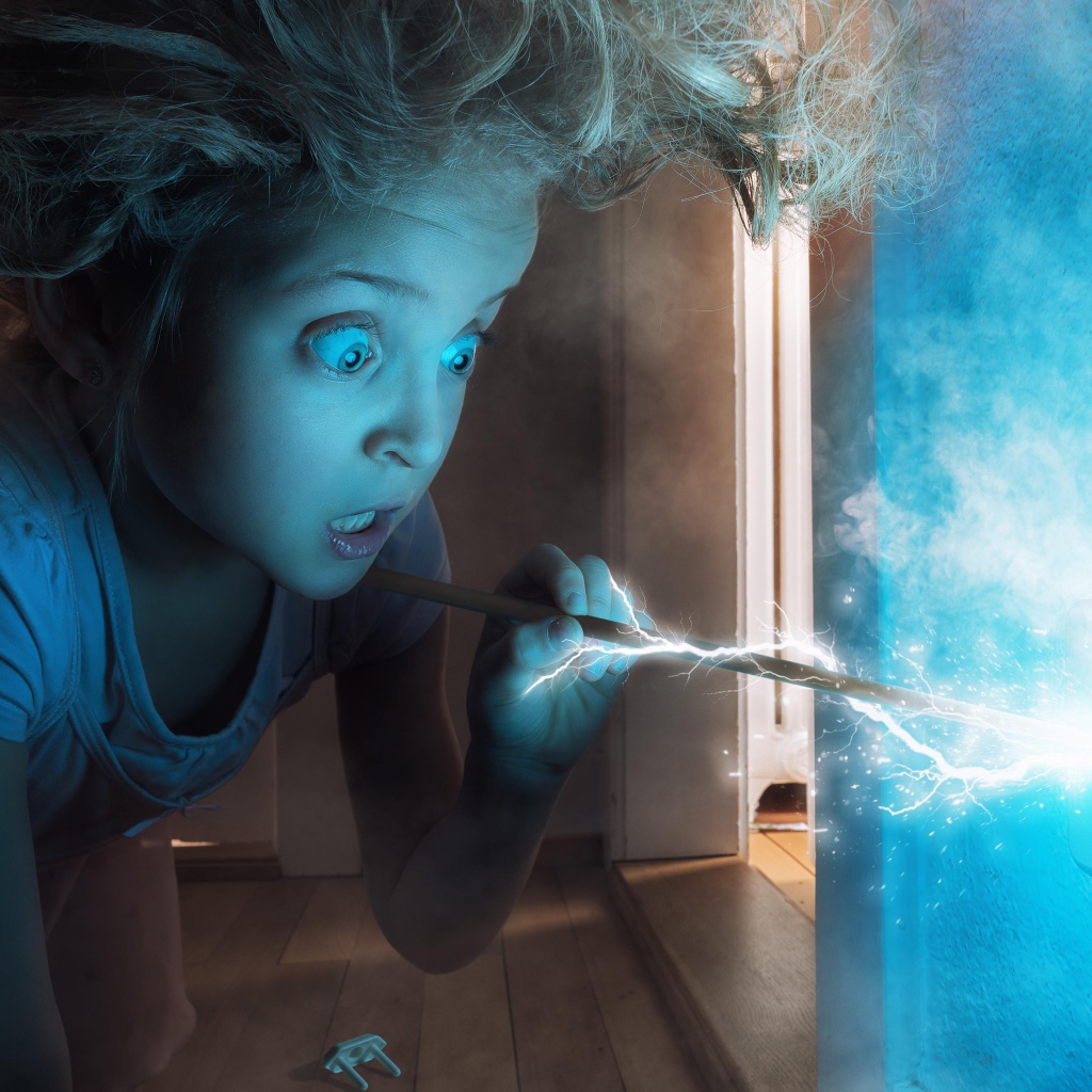 Маленькая девочка засунула палку в розетку 