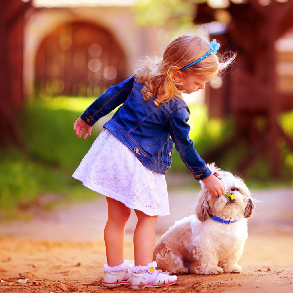 Маленькая девочка гуляет с собакой 