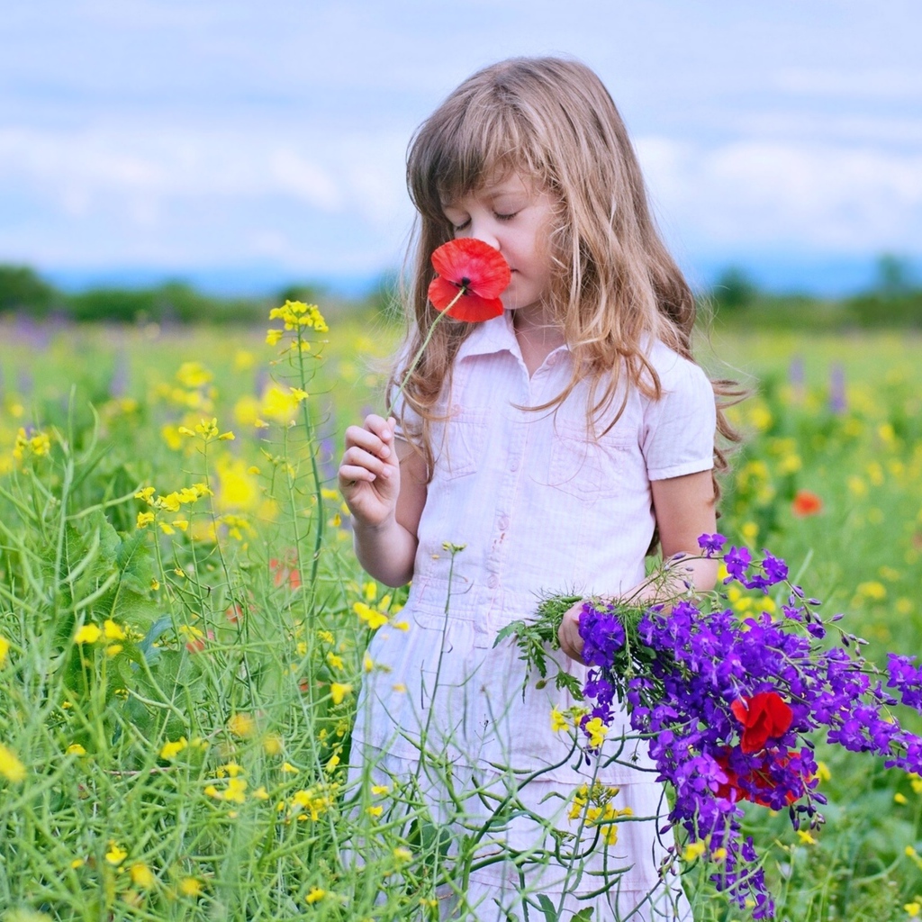 Little girl with a bouquet of wildflowers