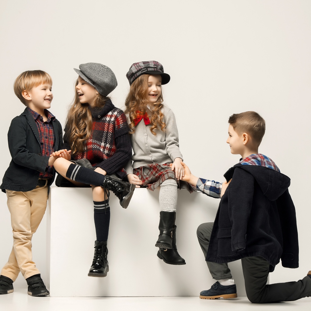 Маленькие стильные дети на сером фоне