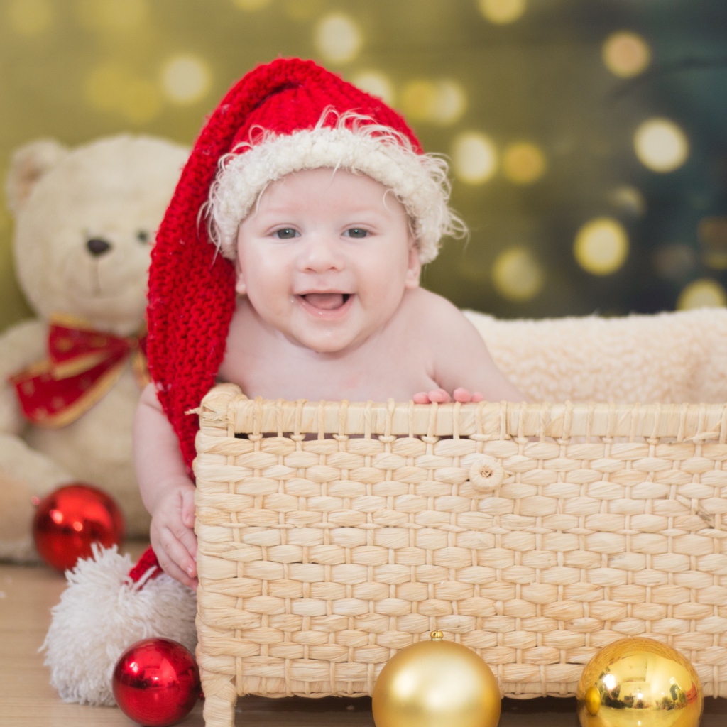 Улыбающийся малыш в корзине на новый год 