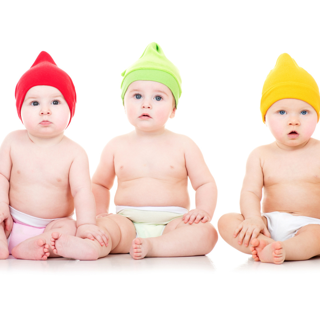 Три маленьких  мальчика на белом фоне