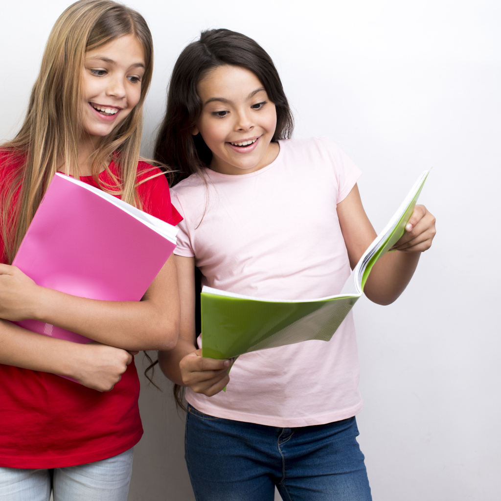 Две маленькие девочки школьницы с тетрадями
