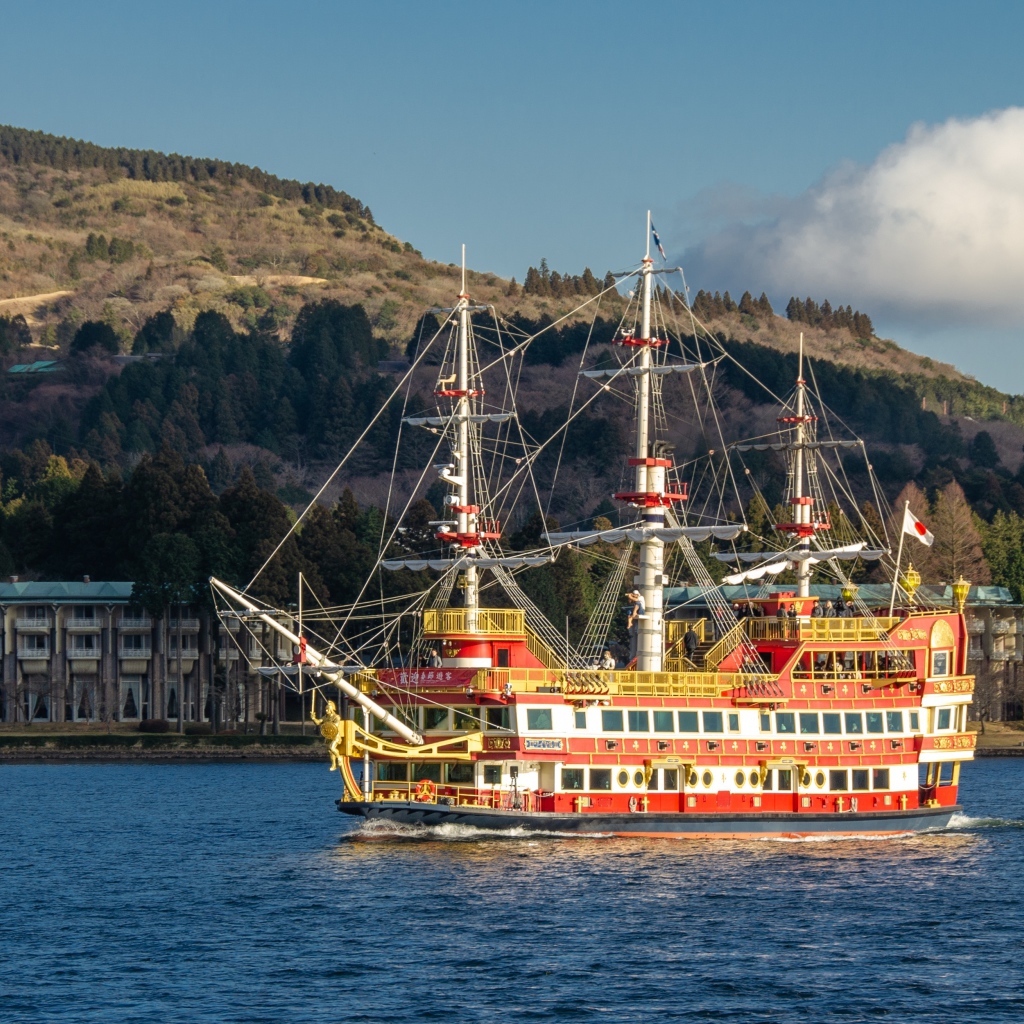 Большой красивый корабль в море 