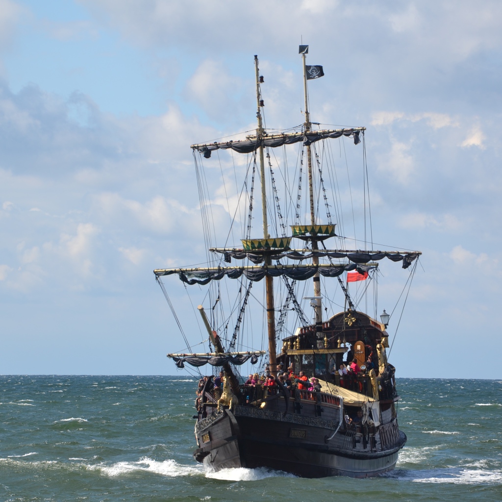 Большой черный пиратский корабль в море