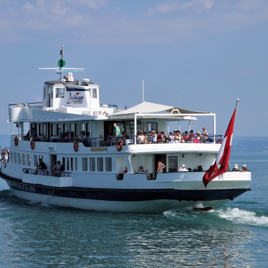 Круизный теплоход плывет по воде 