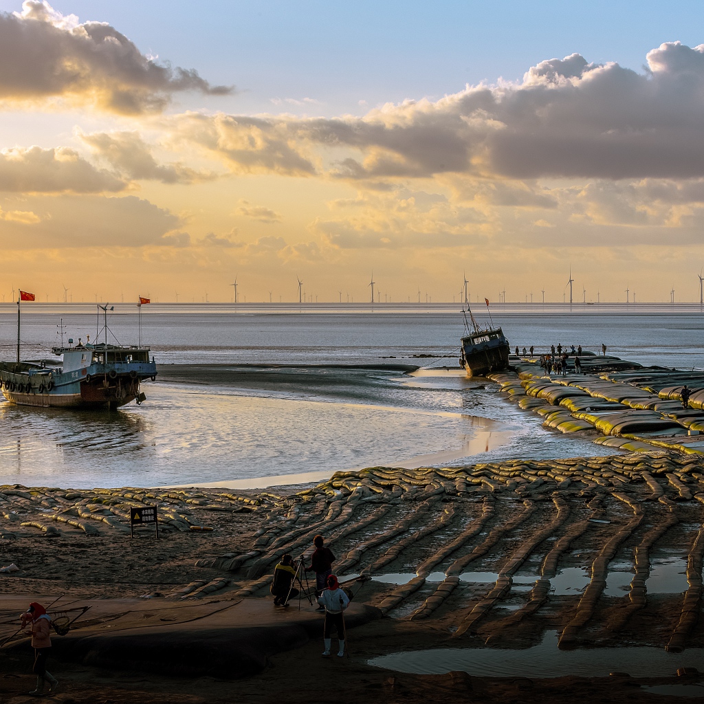 Рыбацкие шхуны на берегу моря 