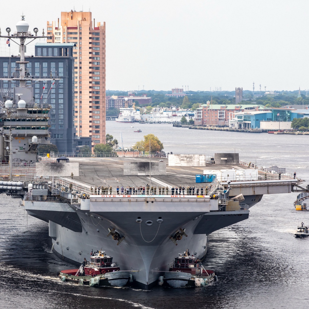 Большой авианосец в порту 