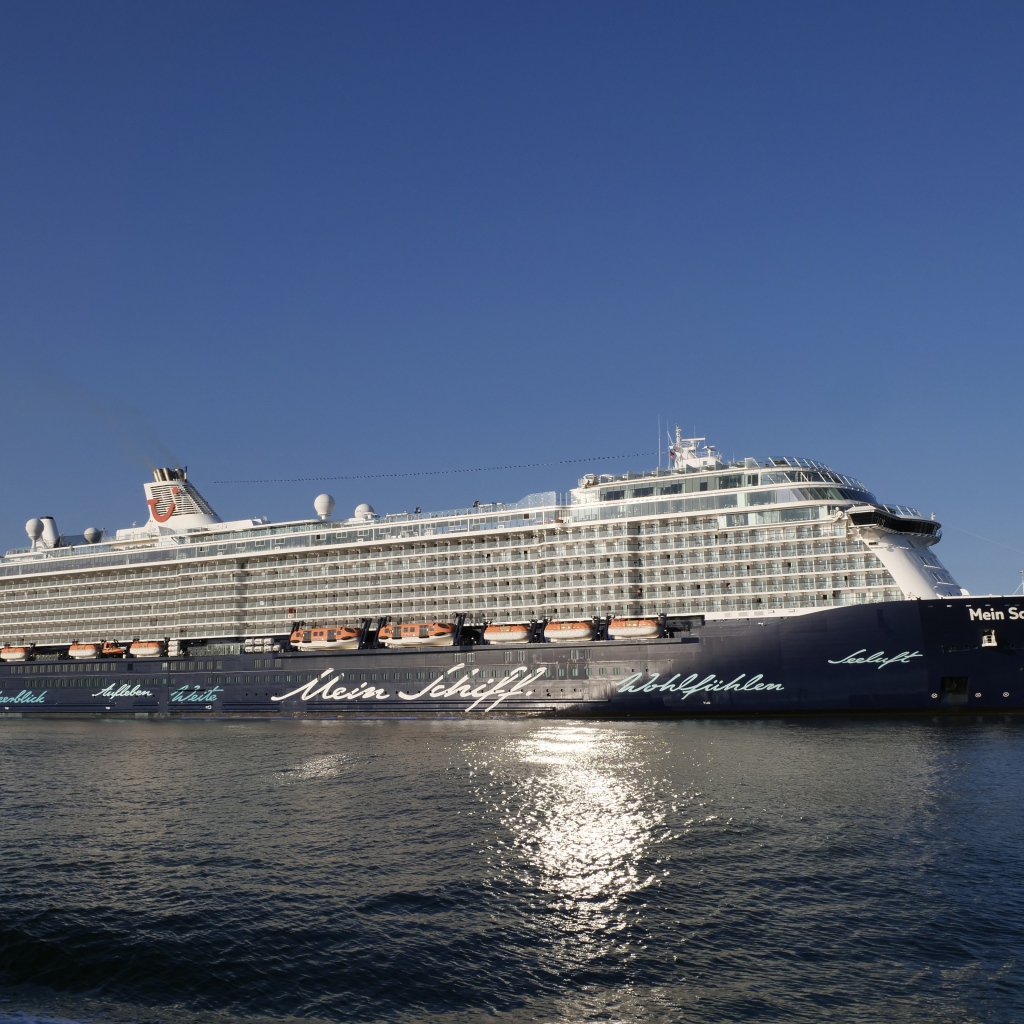 Большое круизное судно Mein Schiff  в море 