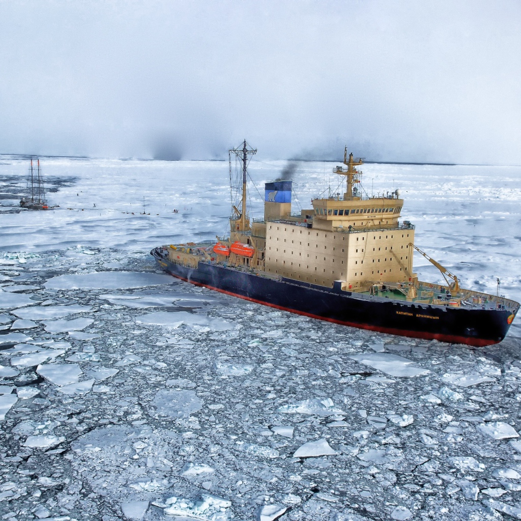 Большой ледокол в арктическом океане 