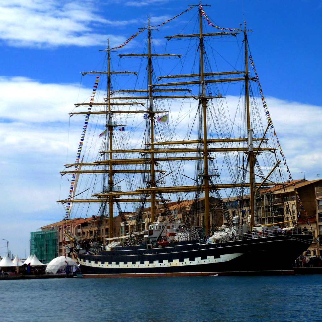 Большой парусный фрегат в порту на фоне неба