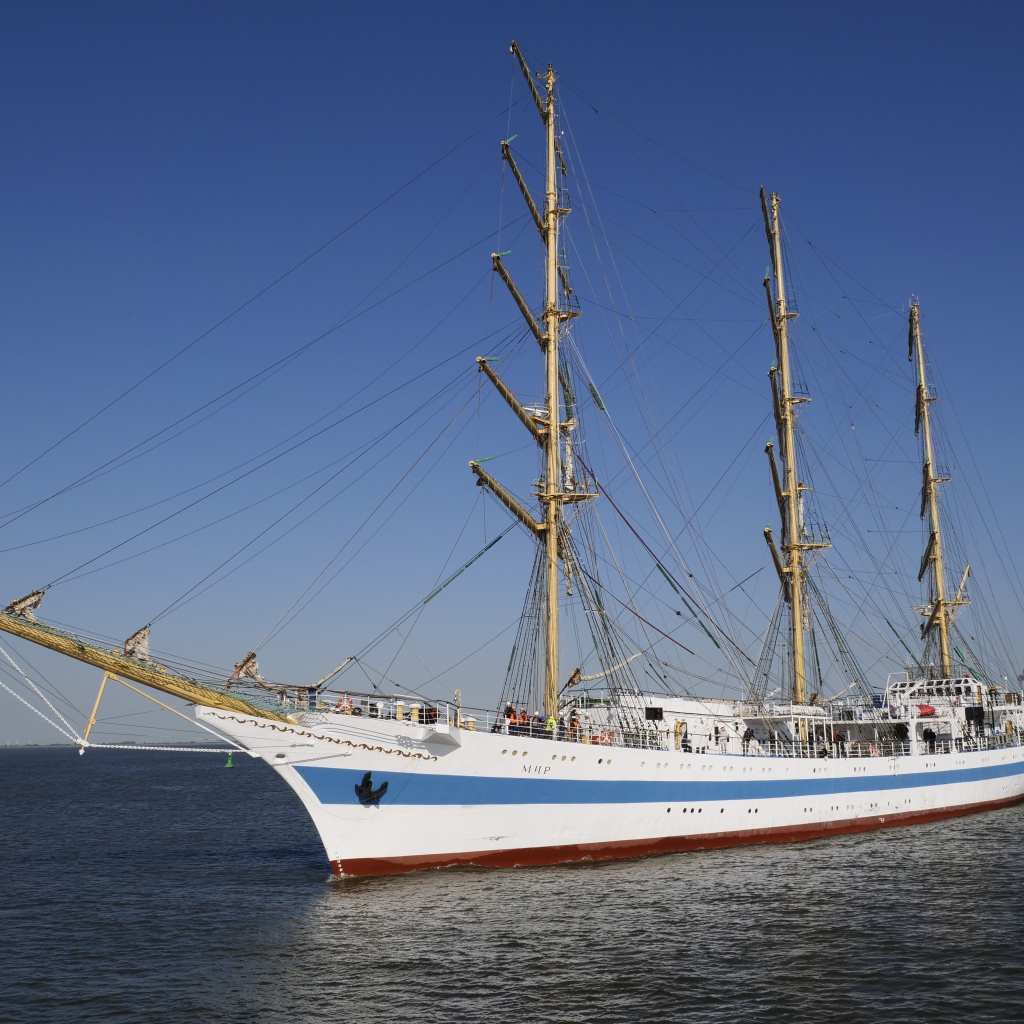 Большой корабль с опущенными парусами в море 