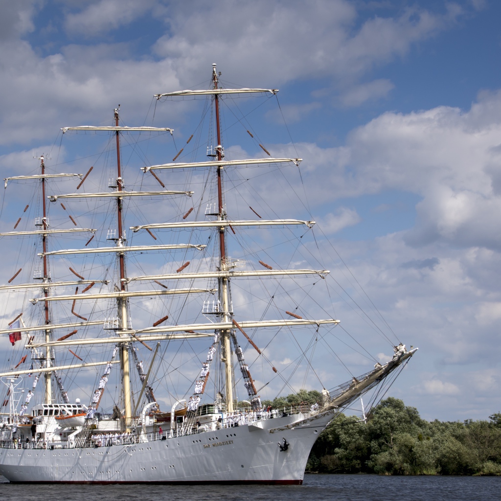 Большой белый корабль с опущенными парусами