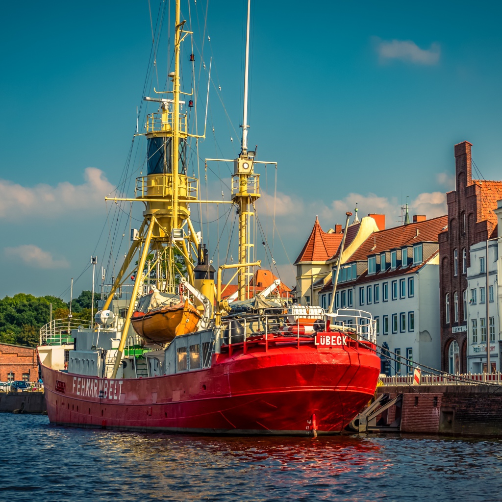 Корабль fehmarnbelt в порту города Любек 