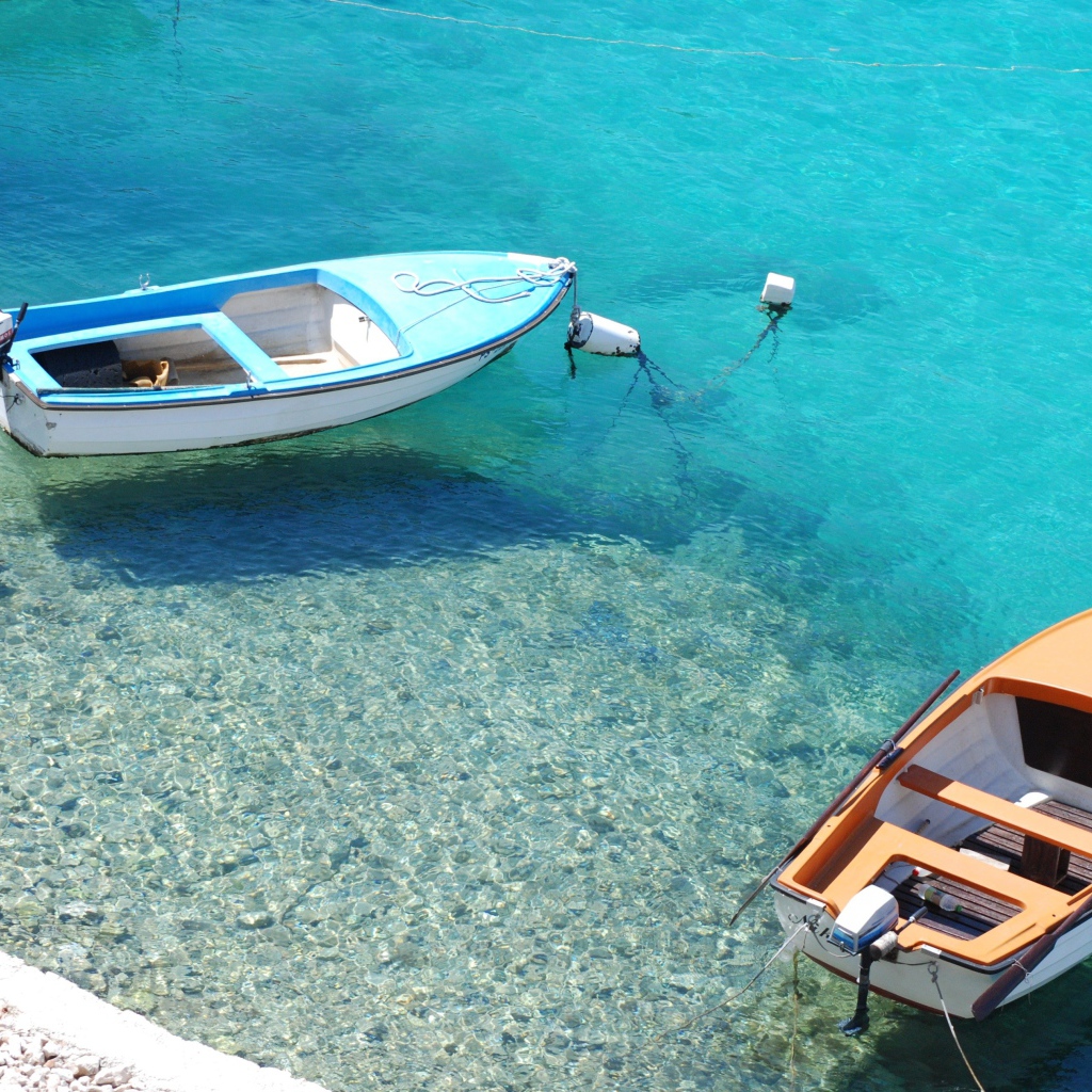Две лодки на голубой воде океана