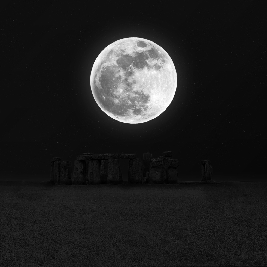 Большая яркая луна в ночном небе 