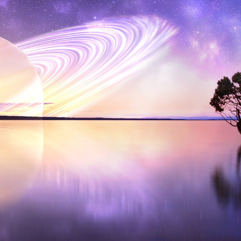 Большая планета Сатурн в небе над озером