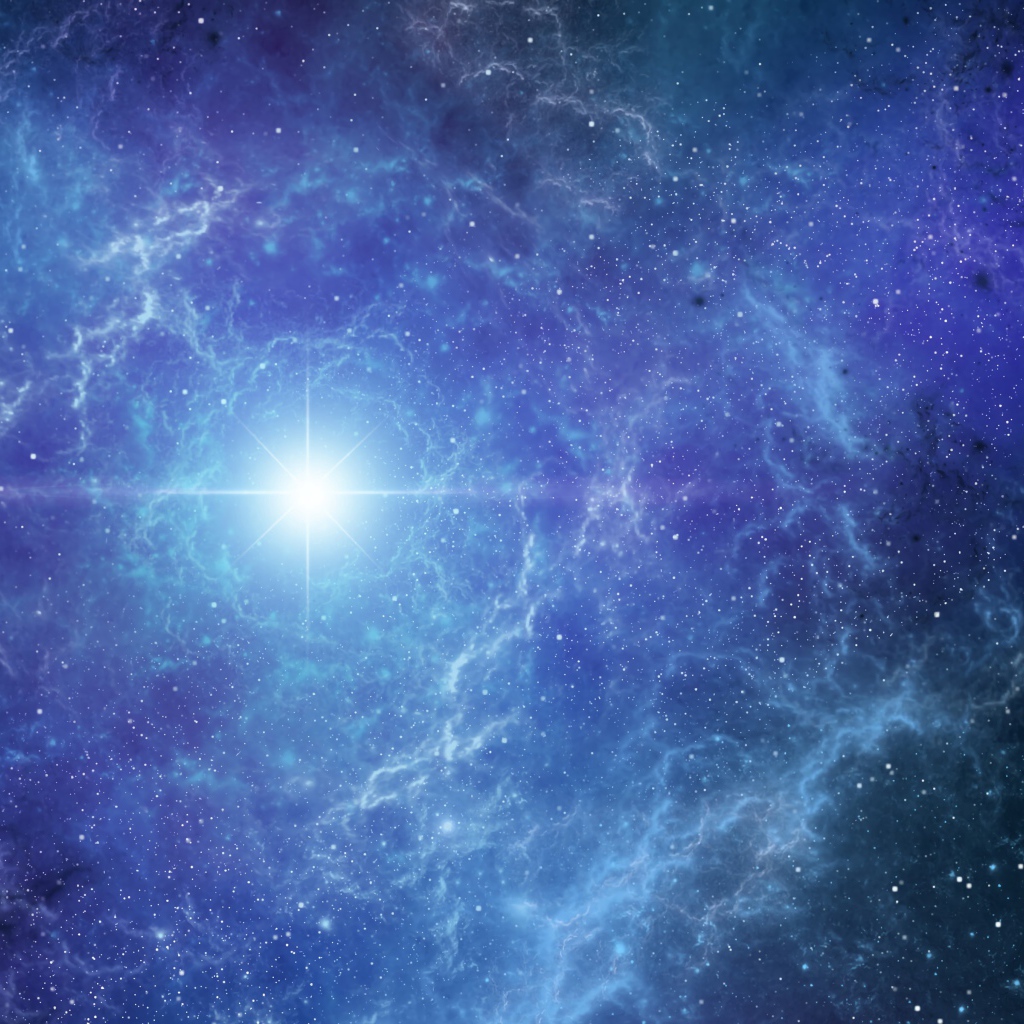 Яркая звезда в туманном звездном небе 
