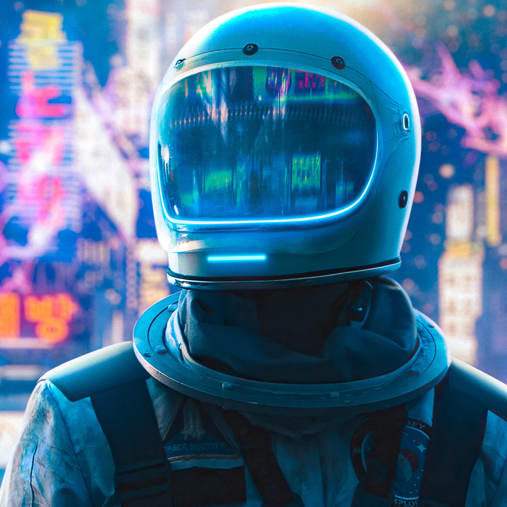 Мужчина автронавт со шлемом на голове в городе