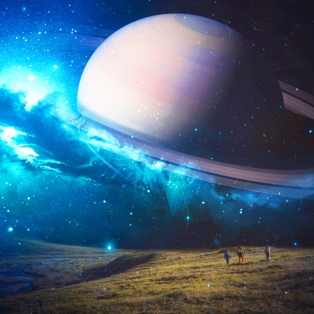 Большая планета Сатурн в неоновом небе над землей 