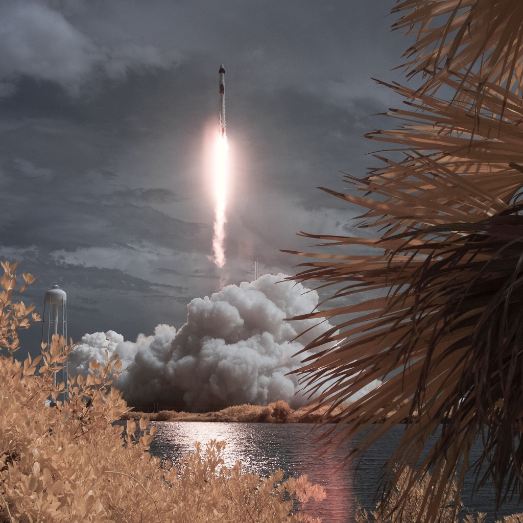 Ракета Falcon 9 совершает взлет с космодрома 