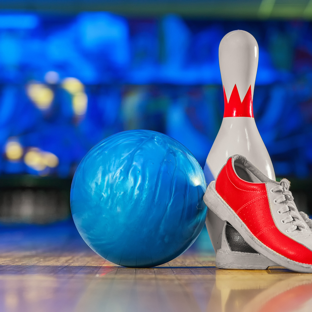 Шар, кегля и кеды для боулинга 