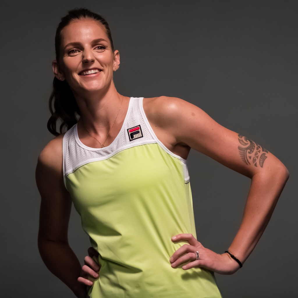 Чешская теннисистка Каролина Плишкова на сером фоне