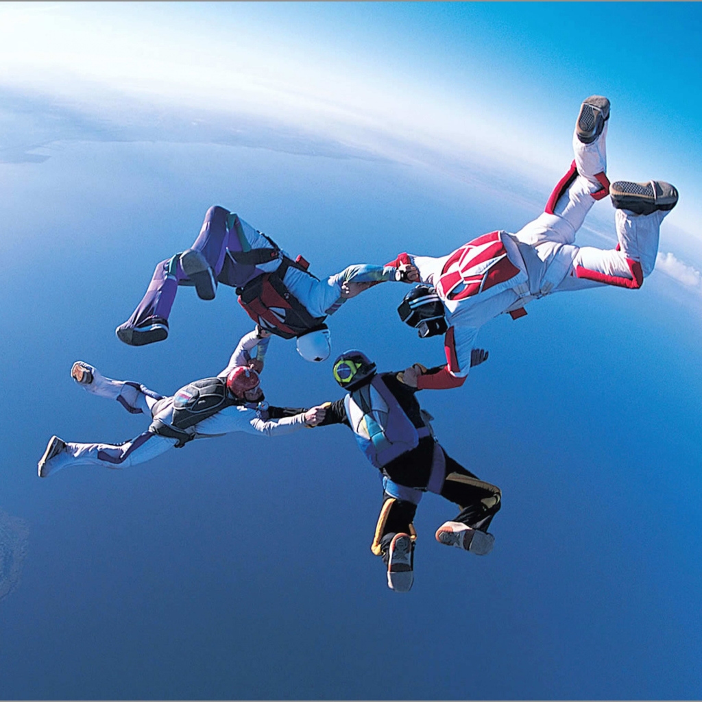 Четыре парашютиста в воздухе 