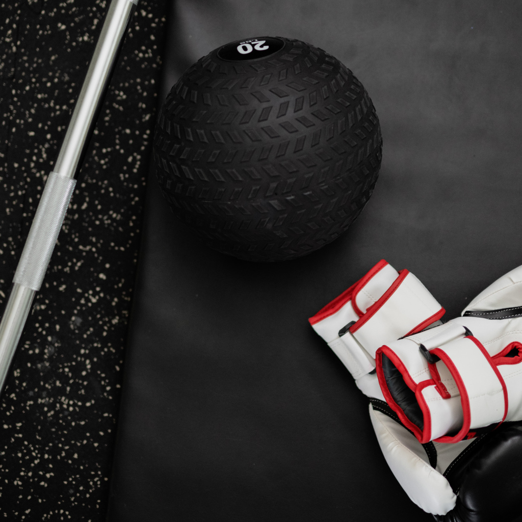 Перчатки и мячик для гольфа лежат в спортзале 