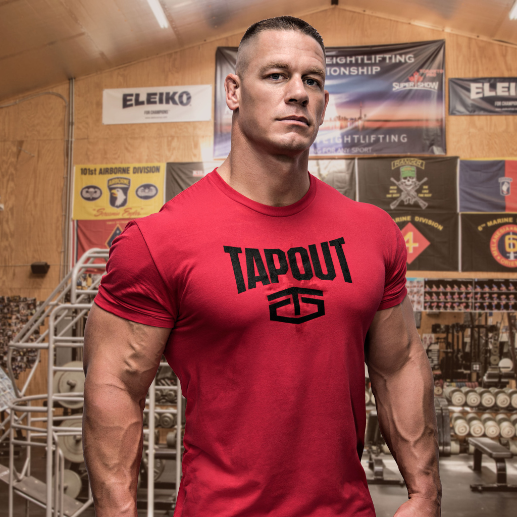 Сильный мужчина Джон Сина в спортзале