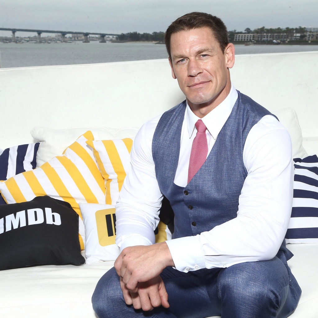 Рестлер Джон Сина в костюме сидит на диване