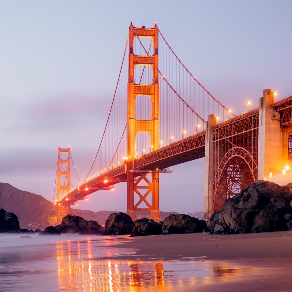 Мост Золотые Ворота в свете фонарей вечером