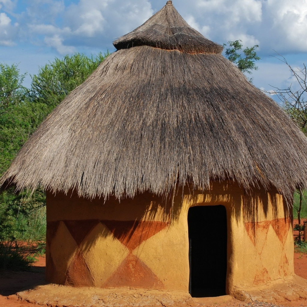 Глиняный дом на земле в Африке