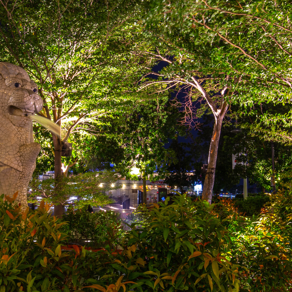 Большой фонтан в форме льва в живописном парке, Сингапур Азия