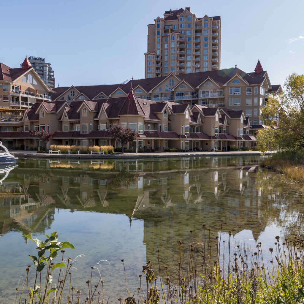 Много домов на берегу озера, Канада 