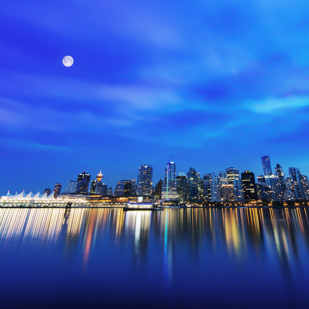 Ночной Ванкувер отражается в воде ночью, Канада