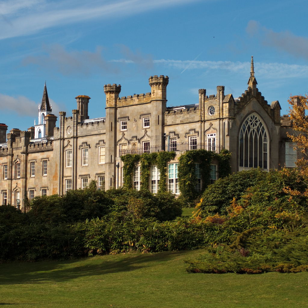 Красивый старинный замок в  Шеффилд парке, Англия