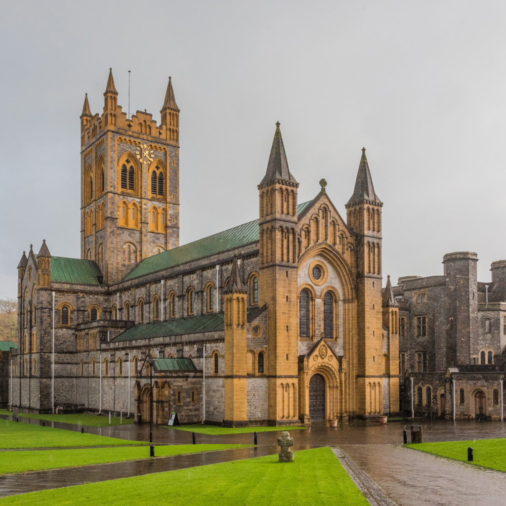 Старинное здание под дождем, Англия 