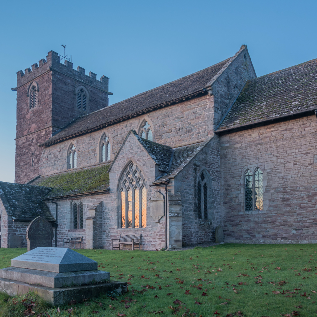 Старое каменное здание под голубым небом, Англия 
