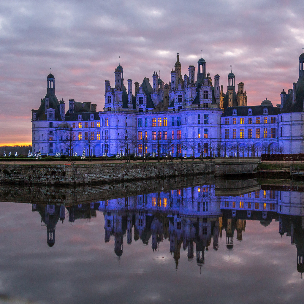 Замок Шамбор отражается в воде в сумерках, Франция