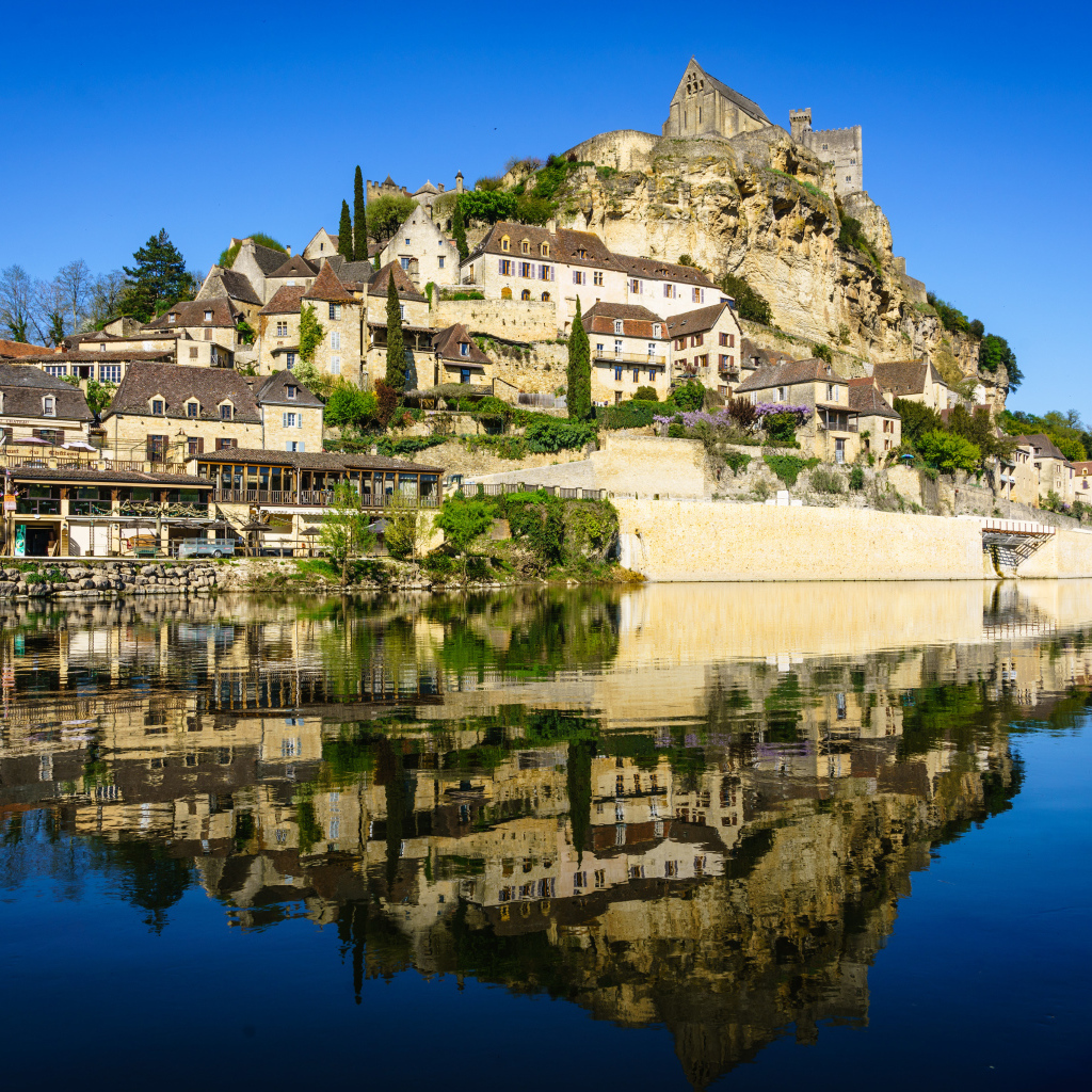 Дома на скале у воды под голубым небом, Франция 